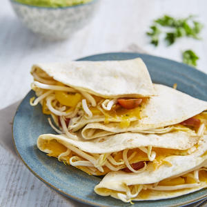 Quesadillas au guacamole, fromage frais et pousses de haricot mungo