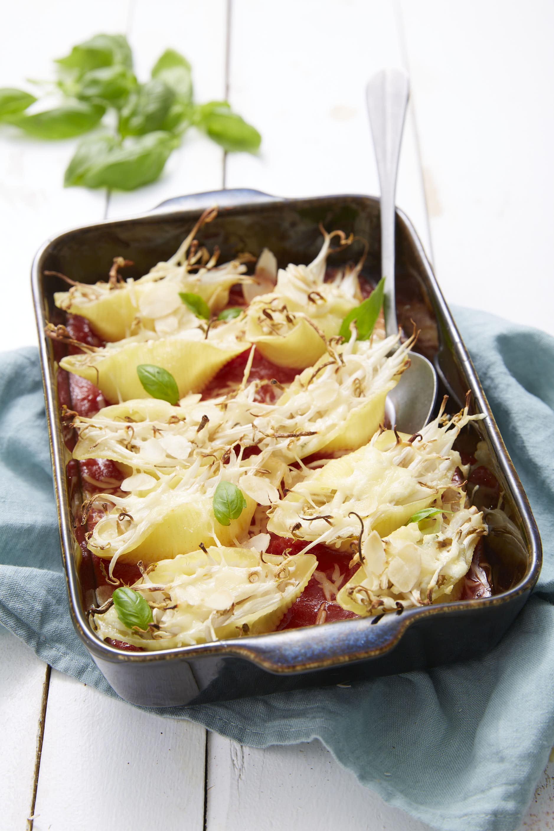 Conchiglionis farcis aux pousses de haricot mungo et parmesan