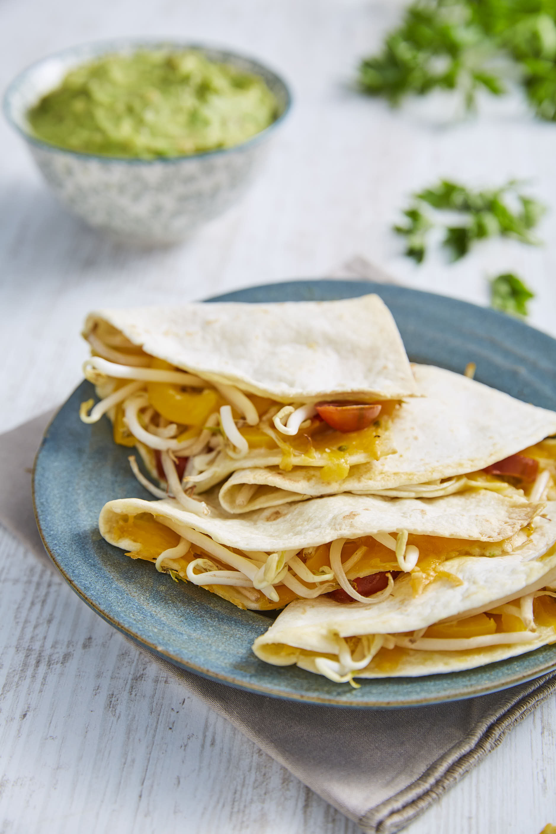 Quesadillas au guacamole, fromage frais et pousses de haricot mungo